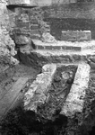 98703 Afbeelding van de bij archeologisch onderzoek tijdens het uitdiepen van de kelder van het Huis van de Duitse Orde ...